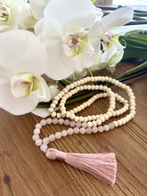 Mala Ruusukvartsi ja Puu, silkkisessä säilytyspussissa