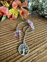 Heiluri kvartsi, kristallilla, Kalsedoni kivellä ja elämänpuu talismaanilla	