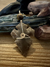 Vuolukivi nuolenkärki riipus, Tiikerinsilmällä	