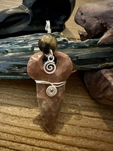 Vuolukivi nuolenkärki riipus, Tiikerinsilmällä	