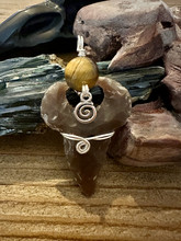 Vuolukivi nuolenkärki riipus, Tiikerinsilmällä	