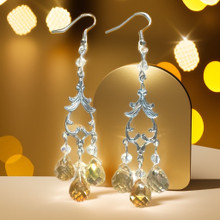 Korvakoru keltaista kristallia	