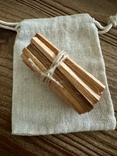 Santelipuu tikut säilytyspussissa