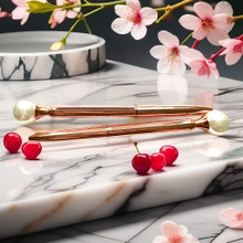 Ruusukullan värinen kuulakärkikynä, helmi koristeella	