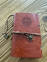 Rustiikkinen puna-ruskea nahkainen päiväkirja	