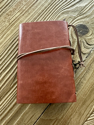 Rustiikkinen puna-ruskea nahkainen päiväkirja	