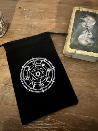 Musta samettipussi nyörillä	Koko 11 x 16,5 cm