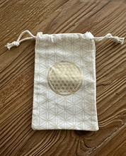 Kermanvärinen puuvillapussi, kultaisella elämänkukka painatuksella	