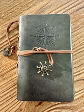 Rustiikkinen musta nahkainen päiväkirja	