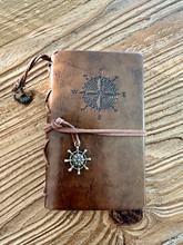 Rustiikkinen ruskea nahkainen päiväkirja	