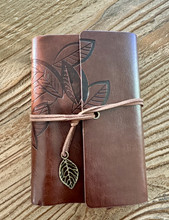 Rustiikkinen ruskea nahkainen päiväkirja	