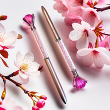 Pinkin värinen kuulakärkikynä, pinkeillä kristalleilla ja timantilla	