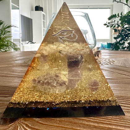 Orgoniitti, Egyptin mysteerit, Horuksen silmällä