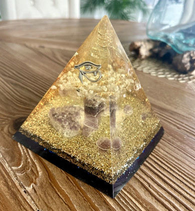 Orgoniitti, Egyptin mysteerit, Horuksen silmällä