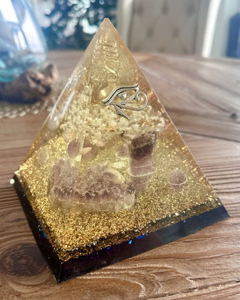 Orgoniitti, Egyptin mysteerit, Horuksen silmällä