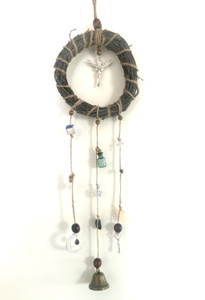 Noitakello hopean värisellä keiju talismaanilla