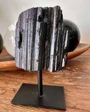 Turmaliini metalliständillä 	