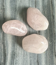 Rumpuhiottu Ruusukvartsi kivi 41-50g