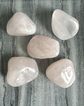 Rumpuhiottu Ruusukvartsi kivi 31-40g