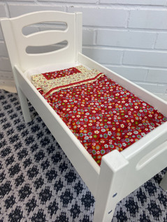 Vaatesarja nukensänkyyn