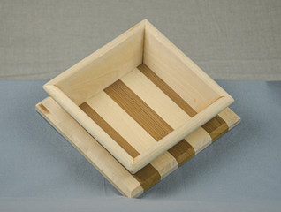 Puinen tarjoiluastia