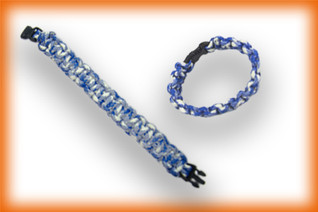 Paracord-selviytymisranneke sinivalkoinen