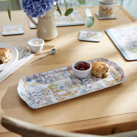 Isompi ruokakomerokissat tarjotin