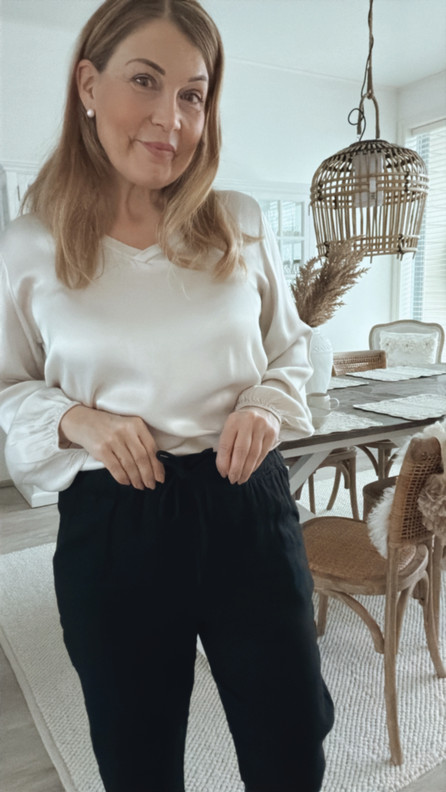 LINDSAY PELLAVAJOGGERIT MUSTA