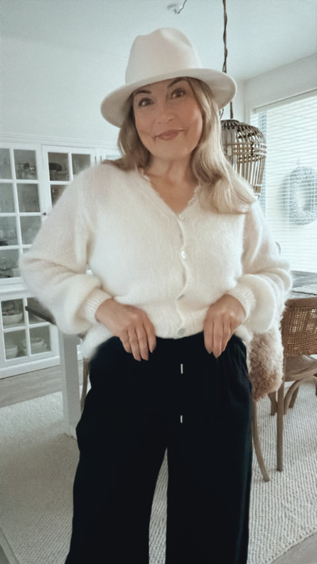 MIRIAM PELLAVAHOUSUT MUSTA