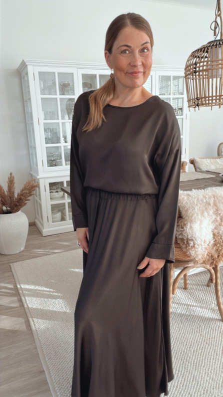 LAYLA SATIINIPUSERO RUSKEA