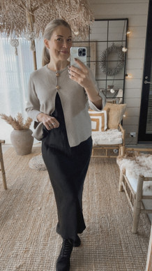 DARCY SATIINIHAME MUSTA