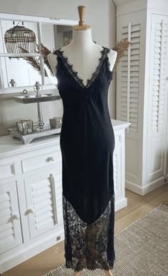 NADJA SATIINIMEKKO MUSTA