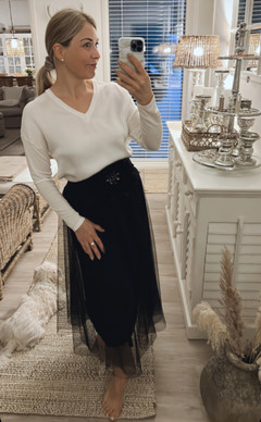 CARLA TYLLIHAME MUSTA