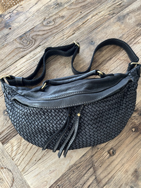 PUNOTTU NAHKAINEN CROSSBODY MUSTA