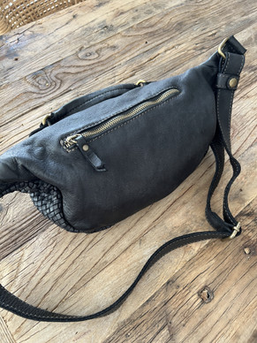 PUNOTTU NAHKAINEN CROSSBODY MUSTA