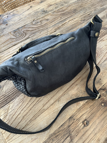 PUNOTTU NAHKAINEN CROSSBODY MUSTA