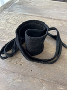 LEVEÄ MOKKANAHKAVYÖ MUSTA