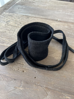 LEVEÄ MOKKANAHKAVYÖ MUSTA