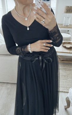 SIBYL PUKEUTUMISPUSERO MUSTA