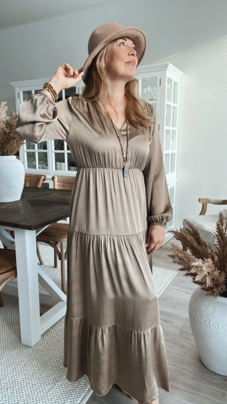 EMILY SILKKI-SATIINIMEKKO KAMELI