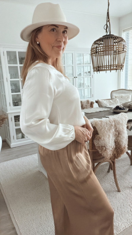 CHLOE SATIINIPUSERO LUONNONVALKOINEN