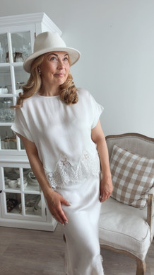 LOUISE SATIINIPAITA PITSIHELMALLA BEIGE
