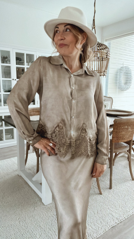 MONIET SATIINIPAITIS KAMELI