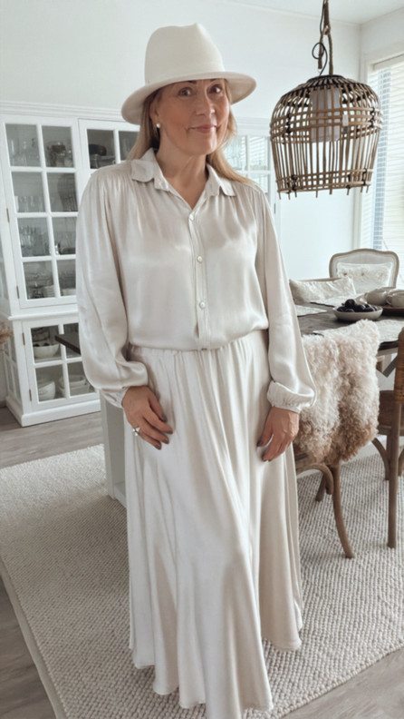 BEATRIZ SATIINIPUSERO BEIGE