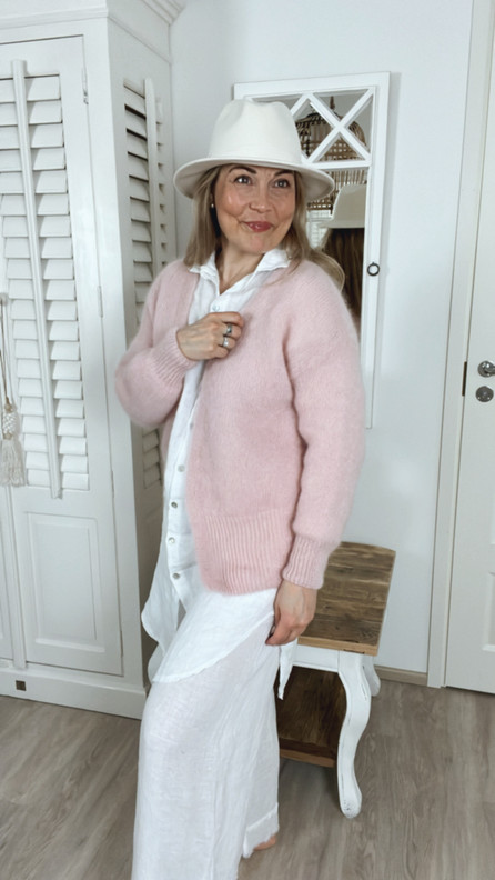 DIANNA MOHAIRNEULETAKKI ROOSA