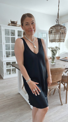 VIOLETTA SATIINIMEKKO MUSTA