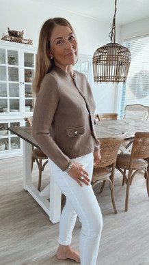 ANTONIETTA NEULETAKKI KAMELI