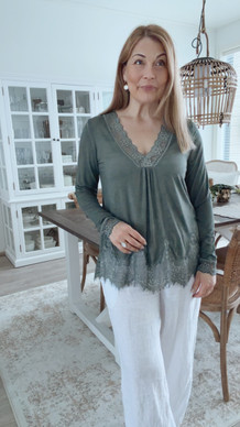 VIVIENNE PUKEUTUMISPUSERO KHAKI