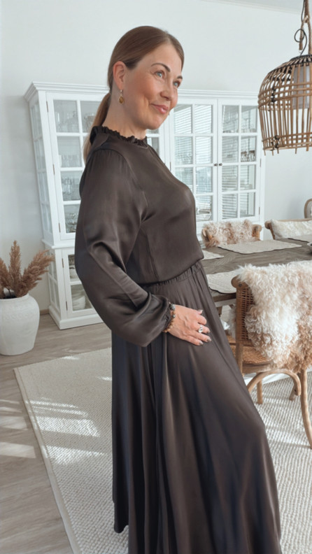 AUBREY SATIINIPUSERO RUSKEA