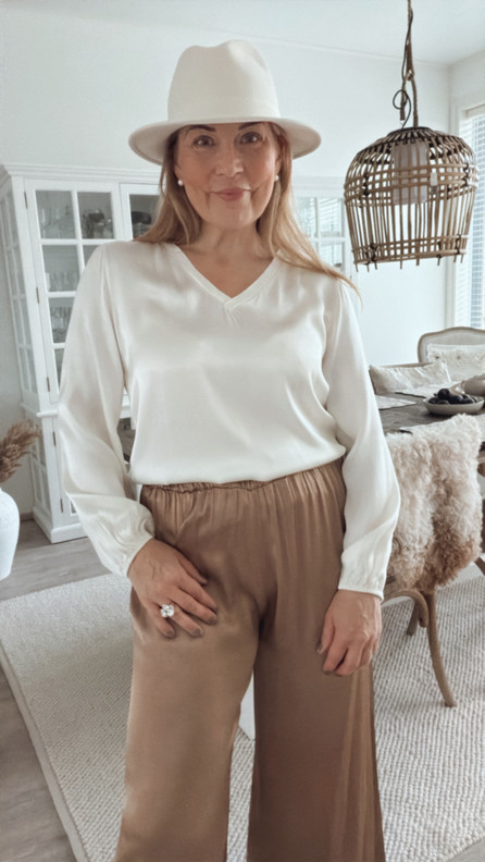 CHLOE SATIINIPUSERO LUONNONVALKOINEN